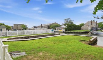34 Meadow Ln, Amityville, NY 11701