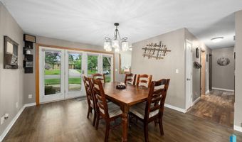 121 S 5th Ave, Brandon, SD 57005