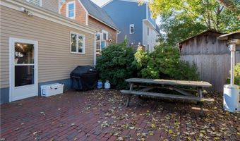 14 Lee Ave, Newport, RI 02840