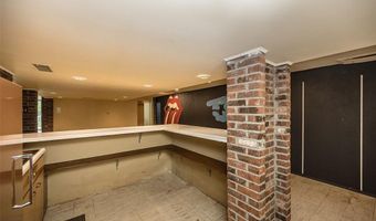425 Kenilworth Ln, Ballwin, MO 63011