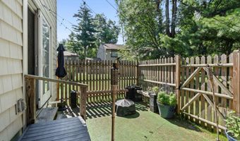137 Point Of Woods Dr, Albany, NY 12203