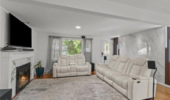 21 Lake Dr, North Kingstown, RI 02852