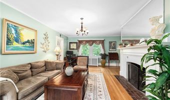 121 Commonwealth Ave, Warwick, RI 02886