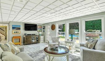 102 Cranberry Ter, Cranston, RI 02921