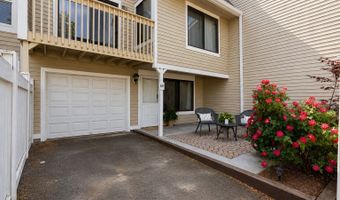 65 Peddlars Dr 65, Branford, CT 06405