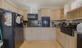 82 Van Zandt Ave, Newport, RI 02840