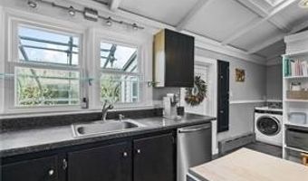 14 Dearborn St, Newport, RI 02840