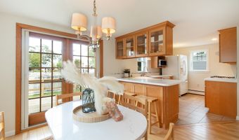 42 Waverly Rd, Branford, CT 06405