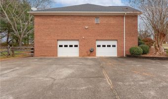 135 Suntree Dr, Advance, NC 27006