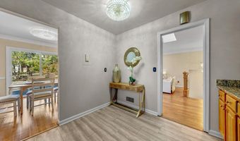 8706 BRAEBURN Dr, Annandale, VA 22003