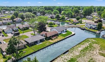 142 Channelsyde Dr, Algonac, MI 48001
