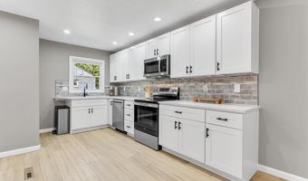 216 Hillsdale Dr, Ballwin, MO 63011