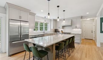 4 Victoria Ln, Falmouth, ME 04105