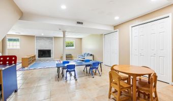 7600 CHARLESTON Dr, Bethesda, MD 20817