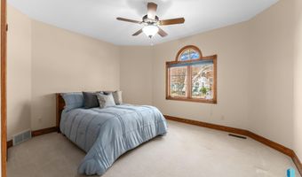 417 E Meadowlark Cir, Brandon, SD 57005