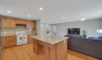 318 Windyoak Dr, Ballwin, MO 63021