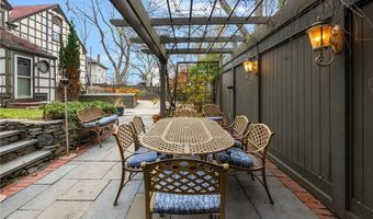 4 Hunter Ave, Newport, RI 02840