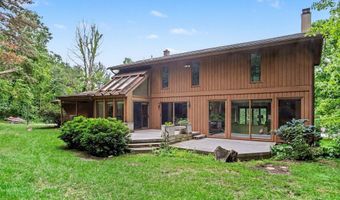 540 Roundtree Dr NE, Ada, MI 49301