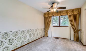 907 E Crabtree Dr, Arlington Heights, IL 60004