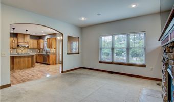 907 Sandalwood Dr, Altoona, WI 54720