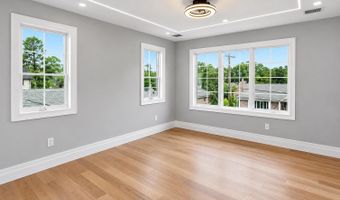 37 Beverly Dr, Albertson, NY 11507
