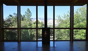 5 Scenic Dr, Ashland, OR 97520
