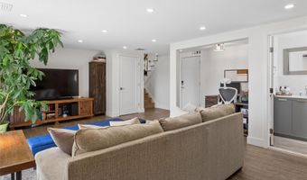 51 Dogwood Rd, Albertson, NY 11507