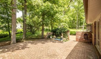 425 Kenilworth Ln, Ballwin, MO 63011