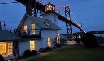 7 Old Ferry Rd, Bristol, RI 02809