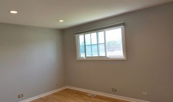 1719 W Lexington Dr, Arlington Heights, IL 60004