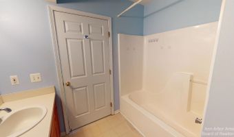 2767 S Knightsbridge Cir, Ann Arbor, MI 48105