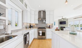 4 Clarkes Village Ln, Jamestown, RI 02835