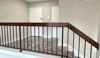 118 ROBERTS Ln 300, Alexandria, VA 22314