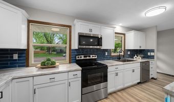 1912 E Sylvan Cir, Brandon, SD 57005