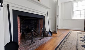 6 Baldwin Rd, Middletown, RI 02842