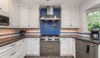 34 Skyline Dr, Brookfield, CT 06804