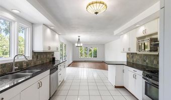 8 Ashley Dr, Lincoln, RI 02865