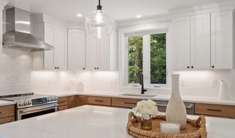 42 Hillside Ave, Bedford, MA 01730