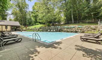 8 Carlisle Ct 8, Brookfield, CT 06804