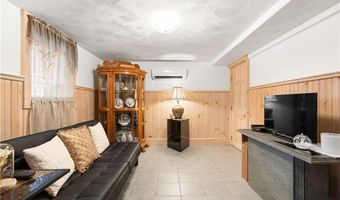 41 Yeoman Ave, Cranston, RI 02920