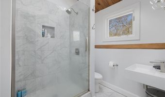 40 Charlotte Ave, North Kingstown, RI 02874