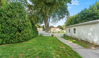 61 School St 2R, Lincoln, RI 02802