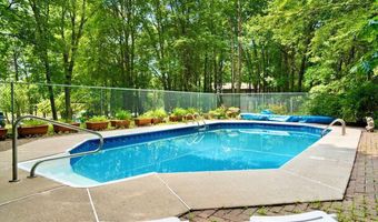 271 N Shore Dr, Albrightsville, PA 18210