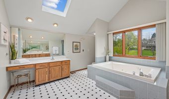 14 Hampton Ct, Algonquin, IL 60102