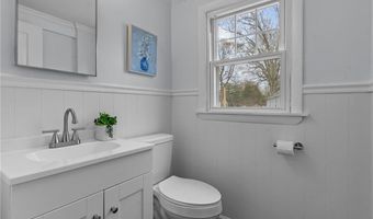 4 Sherbrooke Rd, Barrington, RI 02806