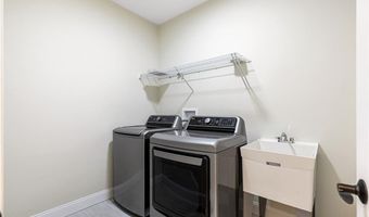 8 Lyn Ct, Cumberland, RI 02864