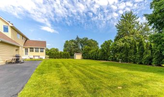 22205 W PINEVIEW Dr, Antioch, IL 60002
