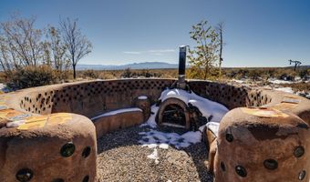 18 Outlander Dr, Carson, NM 87517