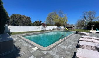 411 Middle Rd, Bayport, NY 11705