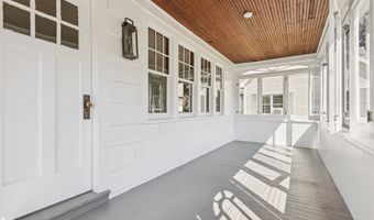 91 Grove St, Clinton, CT 06413